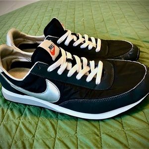 Nike black & silver elite waffle trainer